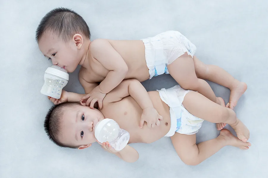 寶寶攝影-1歲雙胞胎-嬰兒尿布照-喝奶