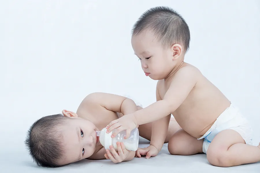 寶寶攝影-1歲雙胞胎-嬰兒尿布照-喝奶