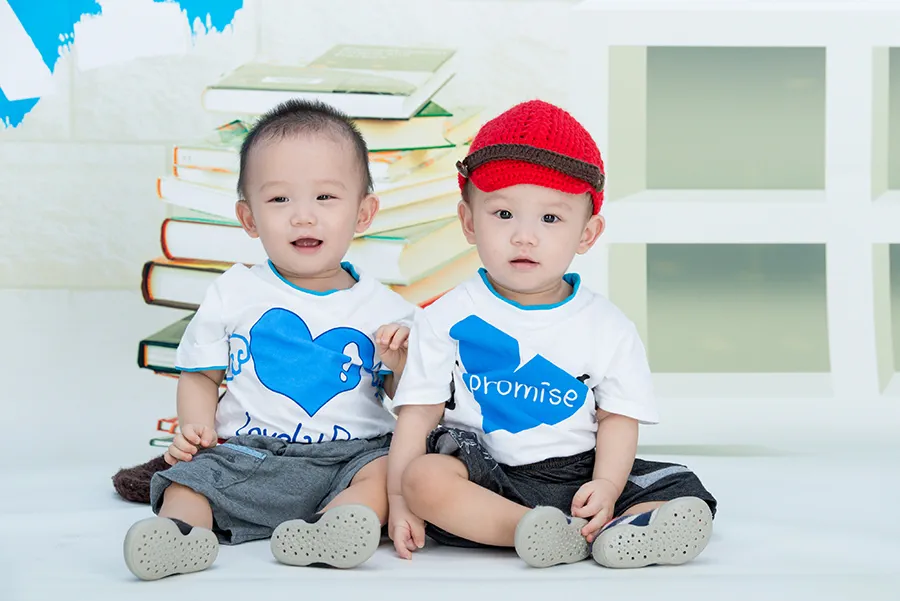 寶寶攝影-1歲雙胞胎合照-白t-棚拍