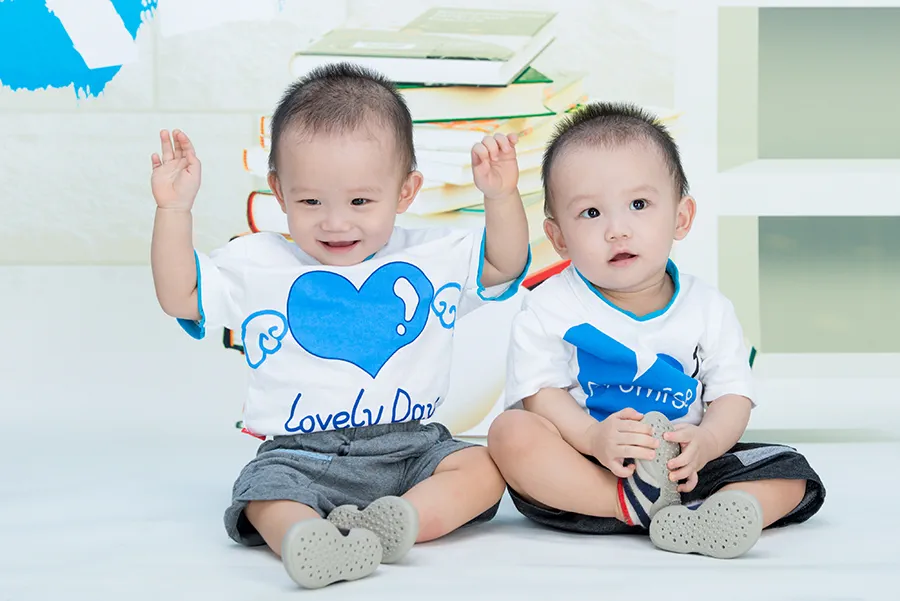 寶寶照片-1歲雙胞胎合照-白t-棚拍