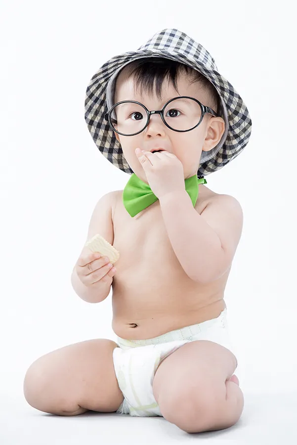 寶寶攝影-包尿布嬰兒照片-黑眼鏡-娃娃臉