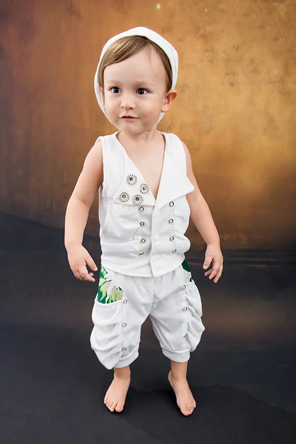 可愛寶寶照片-親熊熊-白色造形服-2歲