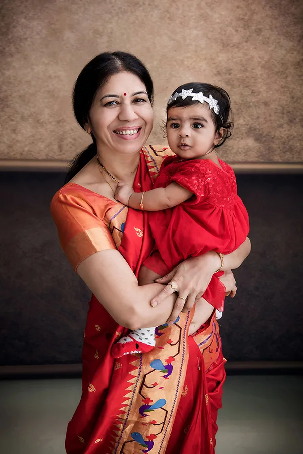 拍全家福照-印度傳統禮服-外婆-抱女嬰