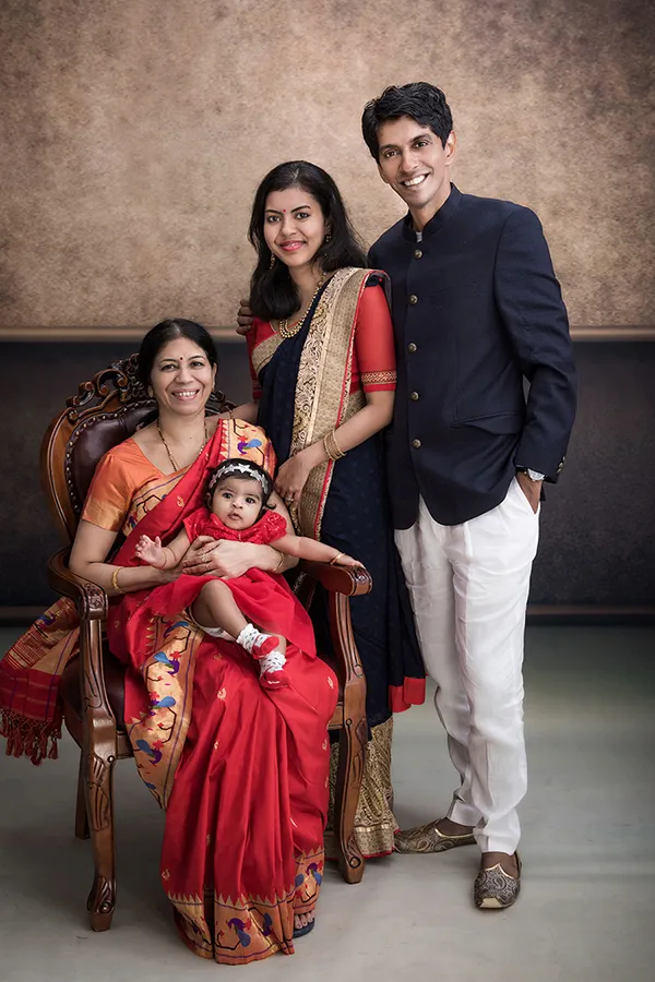 拍全家福照-印度傳統禮服-外婆坐抱女嬰