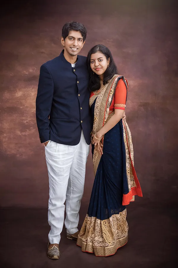 拍全家福照-年輕印度夫妻穿印度傳統禮服