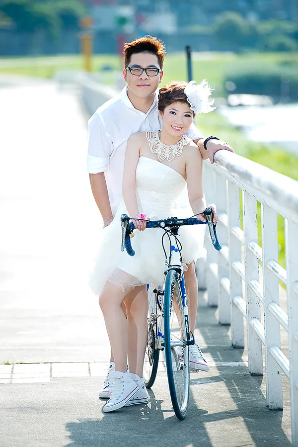 台北婚紗照外拍,白紗禮服,彩虹河濱公園,公路車