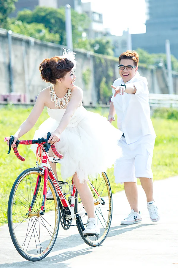 台北婚紗照外拍,白紗禮服,彩虹河濱公園,公路車