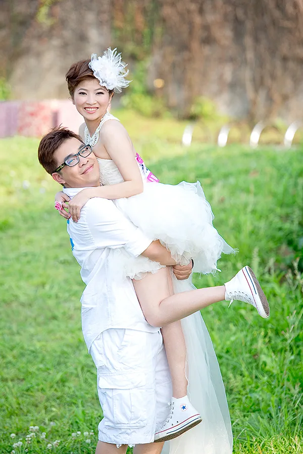 台北 拍婚紗推薦,白紗禮服,彩虹河濱公園,抱新娘