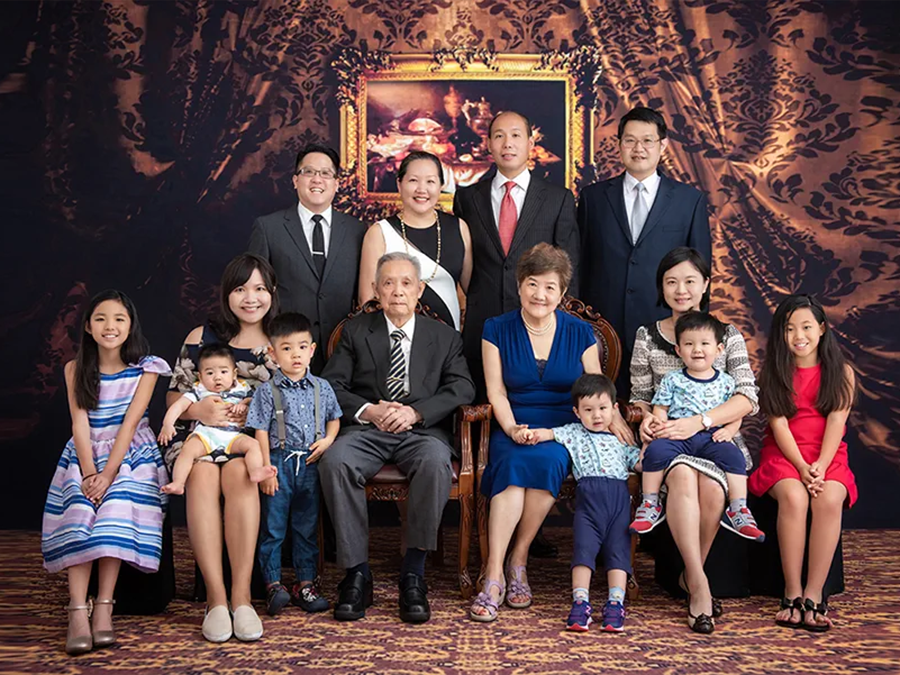 大家族全家福-14人-油畫背景-正式服裝