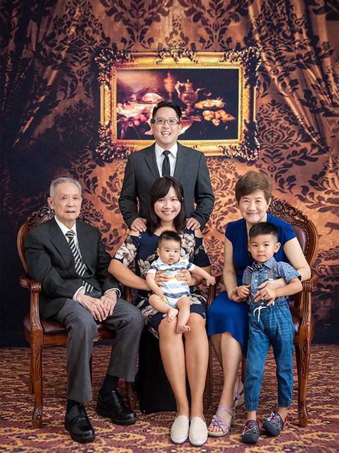 小家庭全家福-正式服裝-棚拍-油畫背景