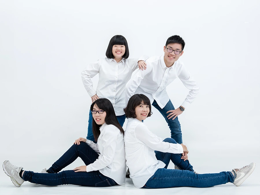 小家庭全家福-白色背景-白襯衫-牛仔褲