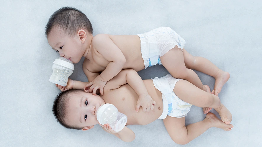 寶寶攝影-1歲雙胞胎-喝奶-寶寶照片