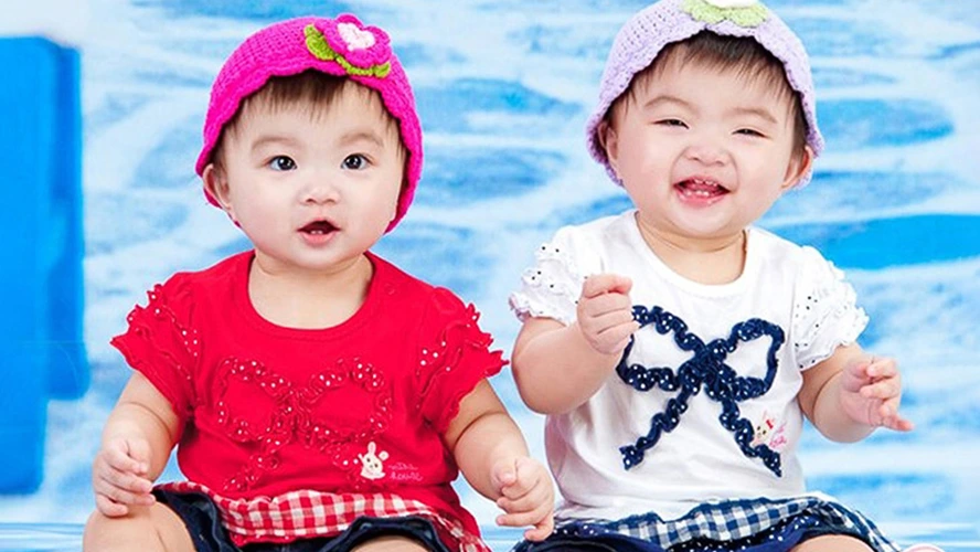 寶寶藝術照-雙胞胎-女寶寶-白色背景