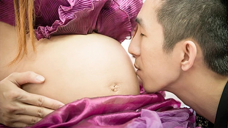 孕婦照-33周-老公親吻肚子