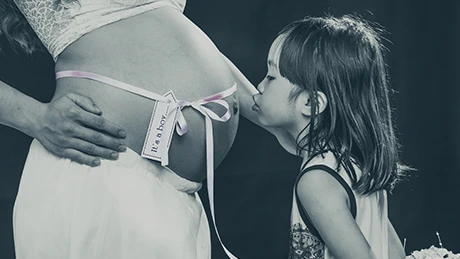 孕婦寫真方案-小女孩親吻媽媽肚子