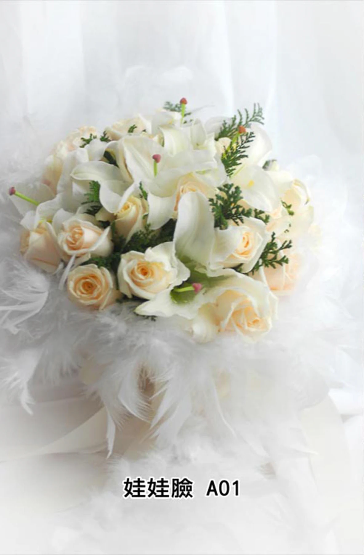 新娘捧花-花材有白玫瑰花,香水百合,白色羽毛,花束型