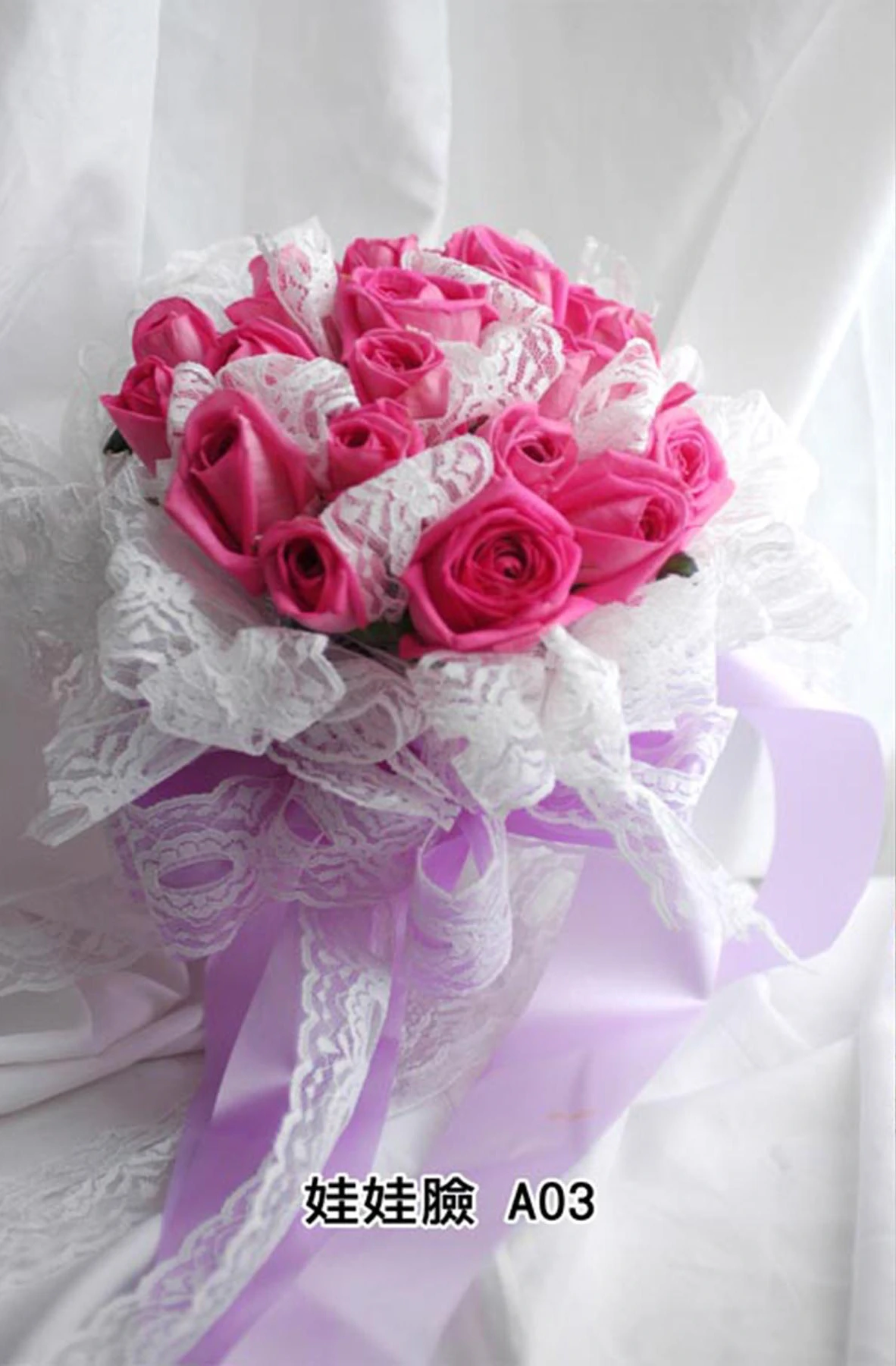 新娘捧花-花材有粉紅玫瑰花,白色蕾絲,花束型