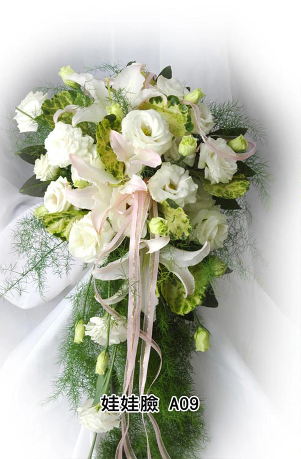 新娘捧花-花材有白玫瑰花,桔梗,新娘草,花束型